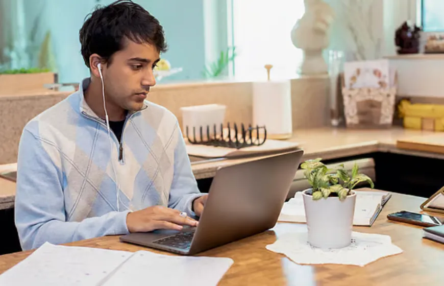 Same Degree, Different Outcomes: Why Two Online MBA for Working Professionals Graduates Had Opposite Career Paths